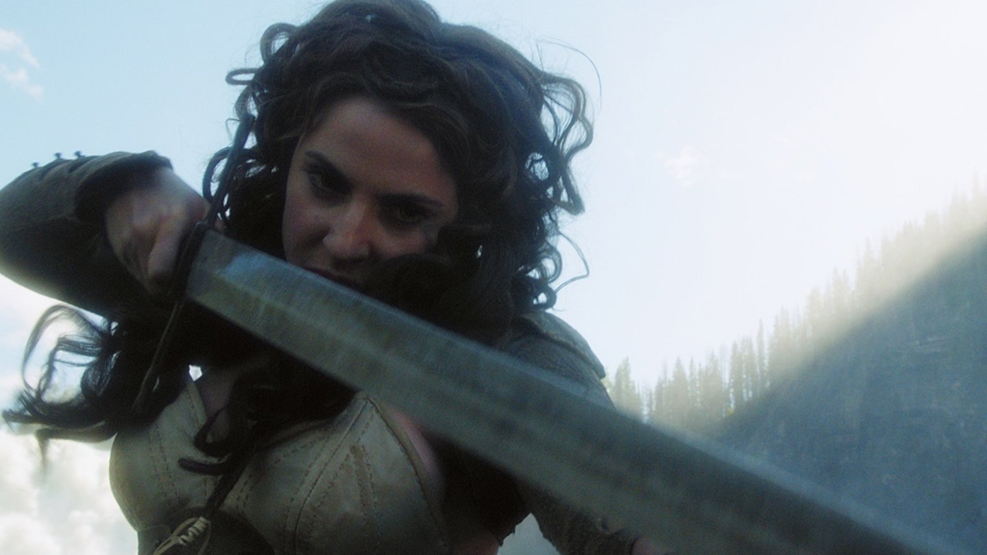 Seventh SonBony Lizzie (Antje Traue) geht mit dem Schwert ebenso gut um, wie ihre männlichen Mitstreiter.