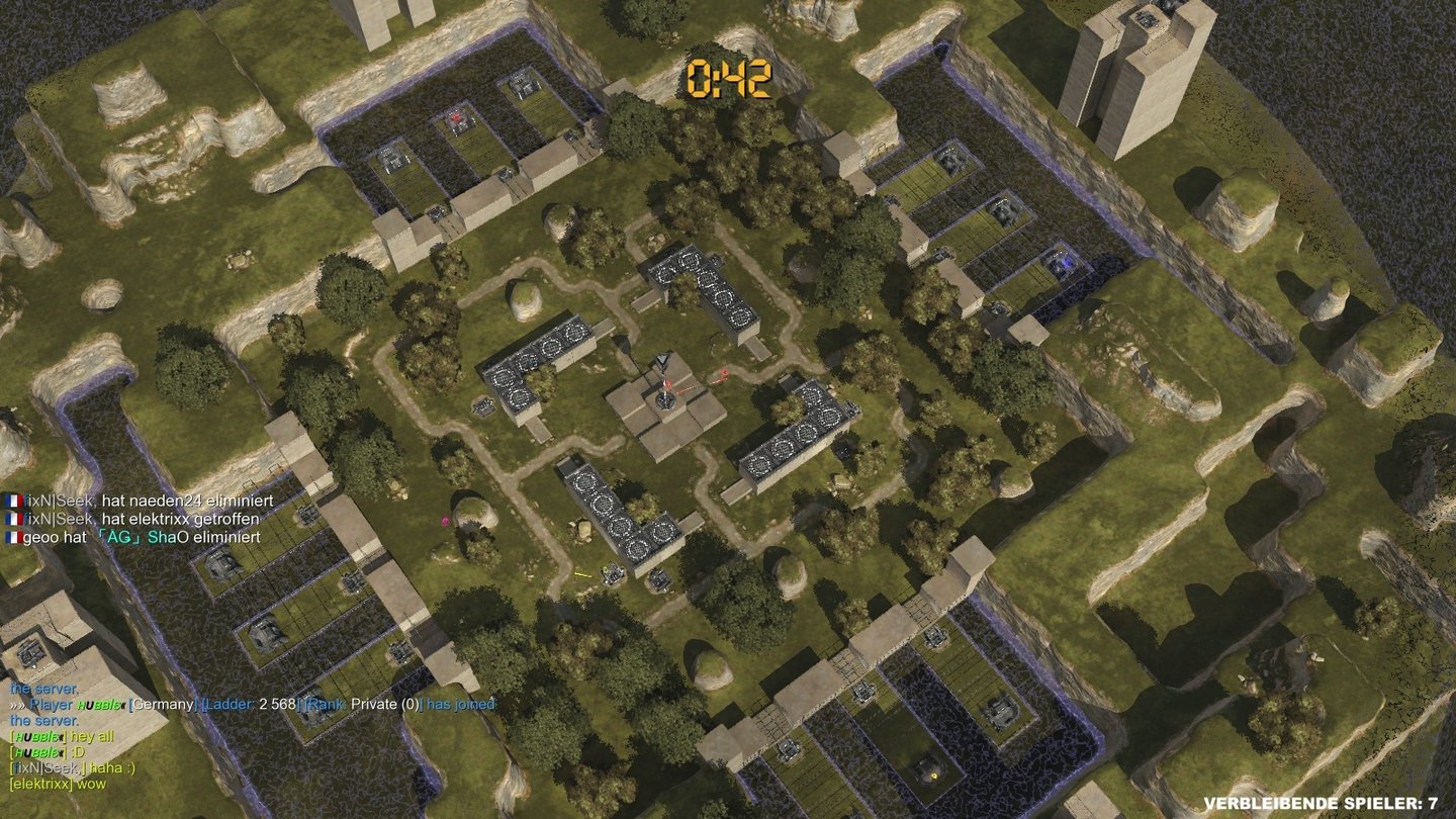 Shootmania: StormAuf dieser Royal-Map wurde die Off-Zone bereits aktiviert. Die Spieler fangen an, in die Mitte der Karte zu laufen, um nicht vom Energiefeld aus der Runde geworfen zu werden.
