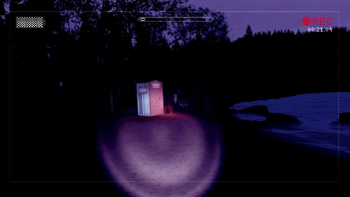 Slender: The Arrival - Konsolen-ScreenshotsDer Waldabschnitt ist nach wie vor die Kernessenz von Slender, dessen blasser Kopf hier übrigens links im Bild sichtbar ist.