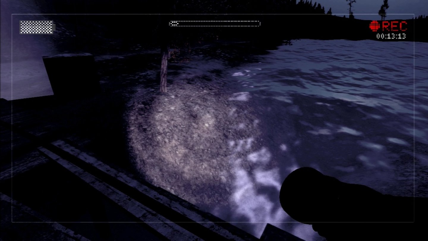 Slender: The Arrival - Konsolen-ScreenshotsDie Grafik zieht im Vergleich zur PC-Version deutlich den Kürzeren. Hier fehlt an einer Stelle zum Beispiel das Wasser.