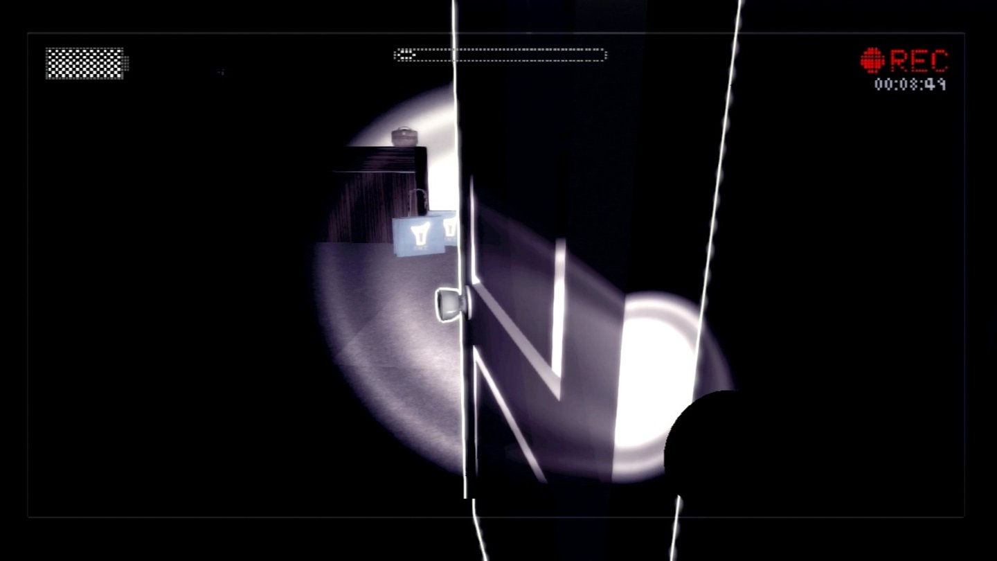 Slender: The Arrival - Konsolen-ScreenshotsOhne Taschenlampe sind wir in der Dunkelheit ganz schön aufgeschmissen. Die Türen schließen wir übrigens anders als auf dem PC auf Knopfdruck.