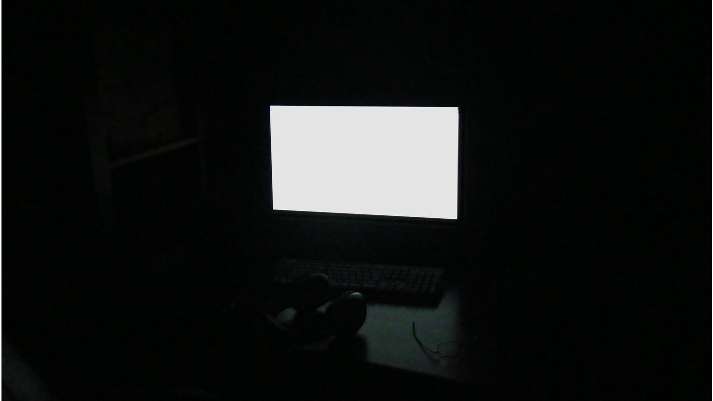 SlenderEinstiegspunkt: Nur mein Monitor spendet noch Licht, doch nicht mehr lange.