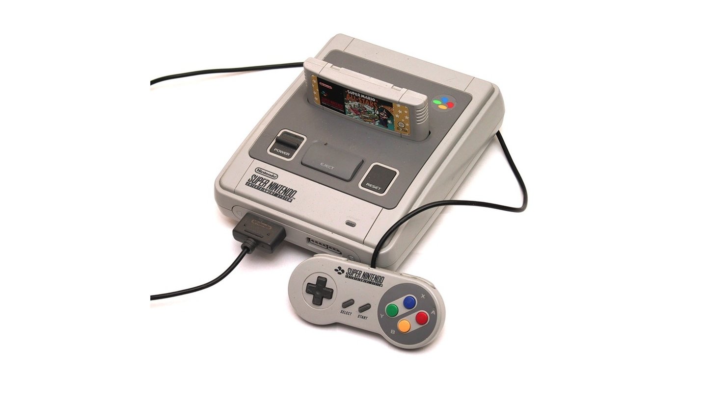Super Famicom/ Super Nintendo Entertainment System (1992 in Europa)
Sega legte 1988 mit dem Mega Drive vor, Nintendo zog wenige Jahre später mit dem Super Nintendo nach. Denn man war inzwischen auf dem Heimkonsolen-Markt nicht mehr alleine und die Konkurrenz schlief nicht. Das SNES hatte mit dem sogenannten Mode-7-Chip eine kleine Grafik-Spielerei an Bord, die räumliche Tiefe simulieren und Nintendos technischen Vorsprung sichern konnte. Von dieser neuen Fähigkeit machten einige echte Perlen der Spielegeschichte gebrauch, unter anderem F-Zero, das unvergleichliche Secret of Mana oder Super Mario Kart. Bei Big-N setzte man nach wie vor auf das klassische System mit Modulen, während sich bei Sega schon etwas in eine andere Richtung tat.
Sega brachte 1993 in Europa für das Mega Drive ein CD-Laufwerk namens Mega-CD heraus. Damit Nintendo diesen Trend nicht verschläft, hatte man sich mit Sony zusammen getan, um für das SNES ebenfalls ein Laufwerk zu entwickeln. Die weitere Geschichte ist bekannt: Die Kooperation platzte und Sony setzte die Entwicklung selbst fort – mit einem Ergebnis namens PlayStation. Spieletechnisch sah es auf dem SNES hervorragend aus: Neben sehr gelungenen Fortsetzungen wie Super Mario World, The Legend of Zelda: A Link to the Past oder Super Metroid gab es eine Vielzahl von unvergesslichen Spielemomenten, vor allem für RPG-Fans: Titel wie Secret of Mana, Terranigma oder Illusion of Time drückten dieser Generation genauso ihren Stempel auf, wie die grandiosen Donkey-Kong-Country-Spiele von Rare.