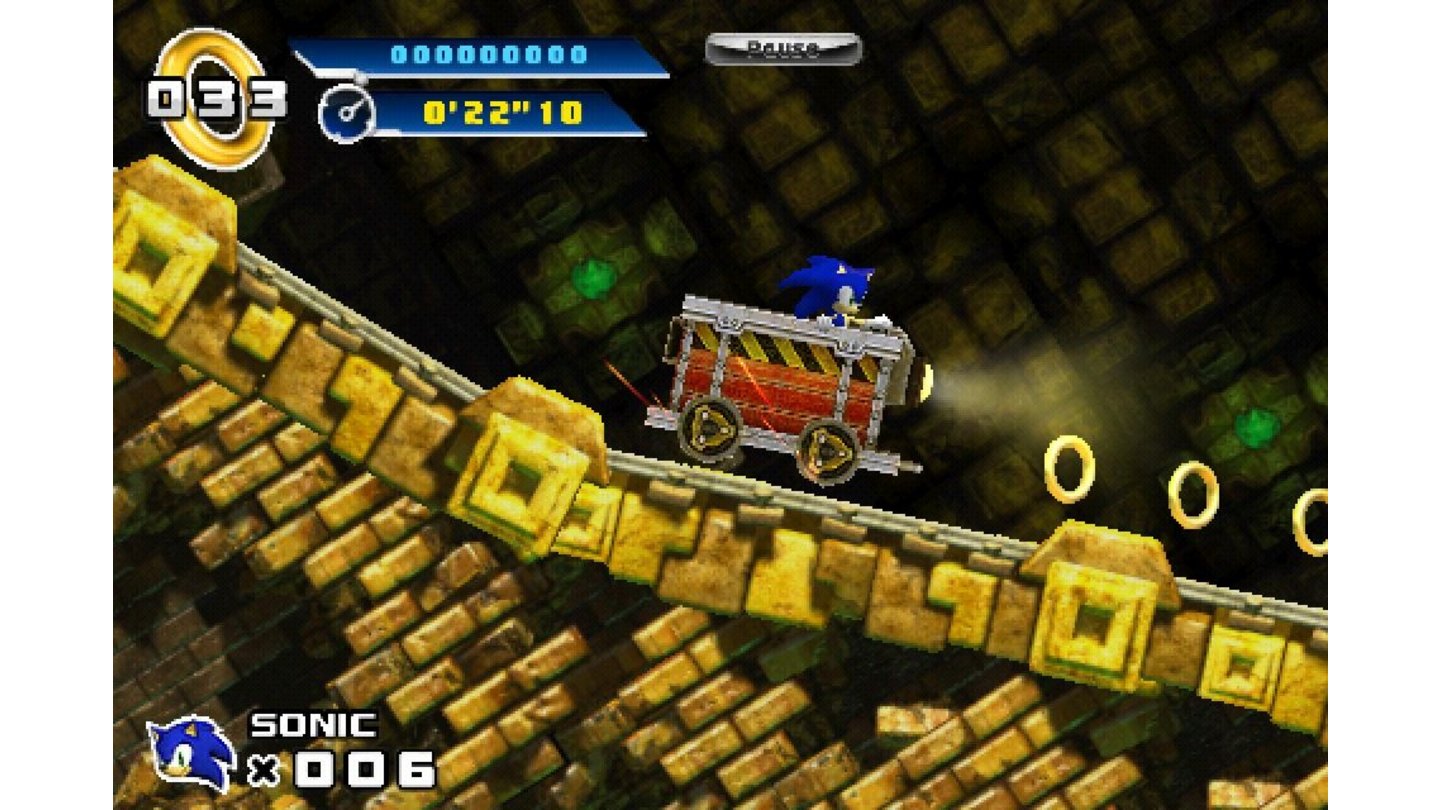 Sonic 4 Episode 1Mit dem blauen Igel Sonic fand einer der bekanntesten Vertreter der Hüpfspielzunft seinen Weg in den AppStore. Ältere Sonic-Titel sind dort genauso erhältlich wie die neu entwickelte erste Episode des vierten Teils, der tatsächlich ganz offiziell an die Erfolgsreihe aus den Zeiten des SEGA Mega Drives anknüpft. Über sechzehn Levels (+ sieben Spezialabschnitte) saust der flinke Stachelträger wie eh und je seinem Ziel entgegen. Natürlich hat der böse Dr. Eggman wieder alle Tiere in Roboter verwandelt, die sich Sonic entgegen stellen. Der Wissenschaftler mit dem Hang zu monströsen Maschinen ist immer noch auf der Jagd nach den Chaos Emeralds, jenen mysteriösen Edelsteinen, die sich irgendwo im Spiel verstecken. Das blitzschnelle Geschehen verlangt nach schnellen Reflexen. Die Steuerung ist hierbei zwar nicht immer hundert Prozent griffig, trotzdem bleibt das Spiel stets zugänglich. Für das iPhone wurden eigens zwei neue Level sowie ein besonderer Sprungangriff programmiert.» Sonic 4 Episode 1 jetzt im AppStore kaufen