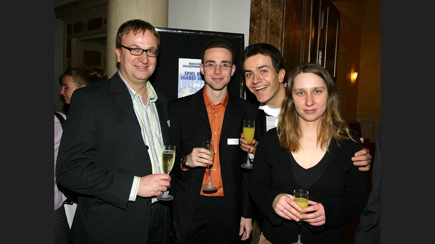 Gruppenbild mit Leser: Der Herr in der Mitte ist Jonathan Leicht, GameStar-Leser, der die Teilnahme an der Gala gewonnen hatte. Den Herrn links und die Dame rechts kennen Sie. Der komische Vogel mit der absurden Mundstellung gehört nicht zu uns.