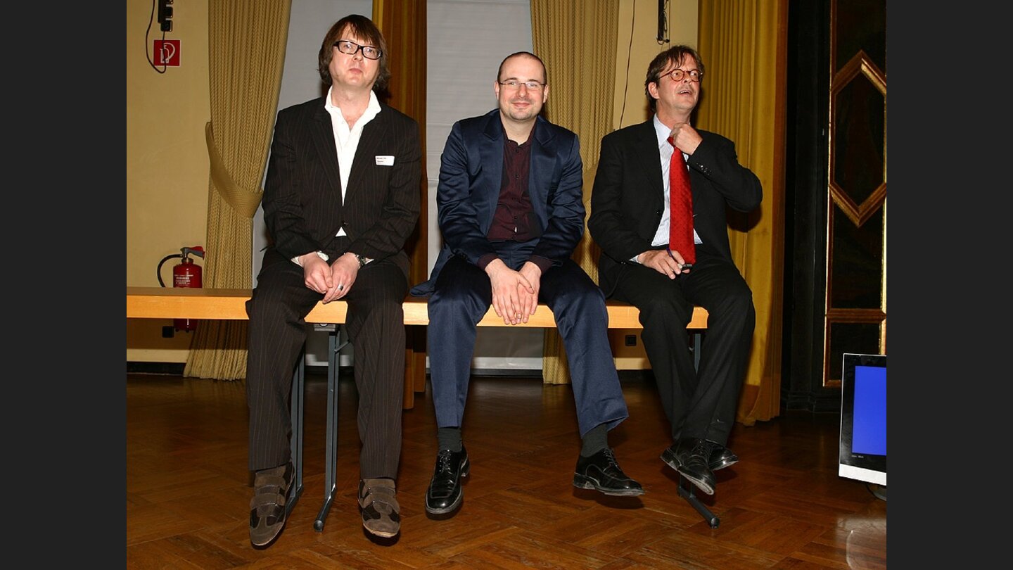Michael schwitzt, André nimmt’s locker und Uwe, übrigens Verlagsleiter von GameStar und GamePro, überprüft noch einmal den Sitz seiner Signalkrawatte.