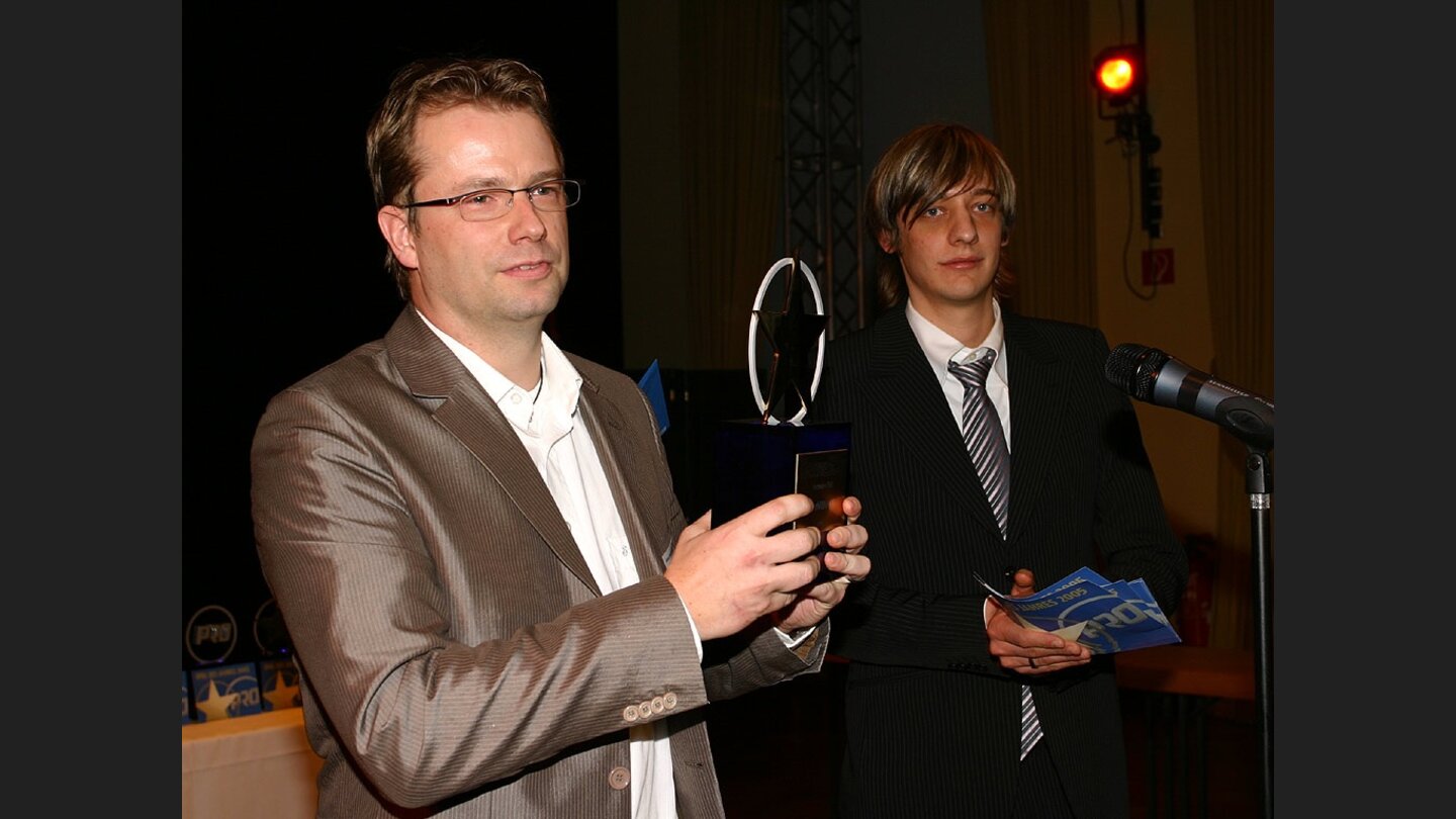 Der erste Preis des Abends ging an Nvidia, Jens Neuschäfer nimmt stolz den Preis, Daniel Visarius klatscht gelassen Beifall.