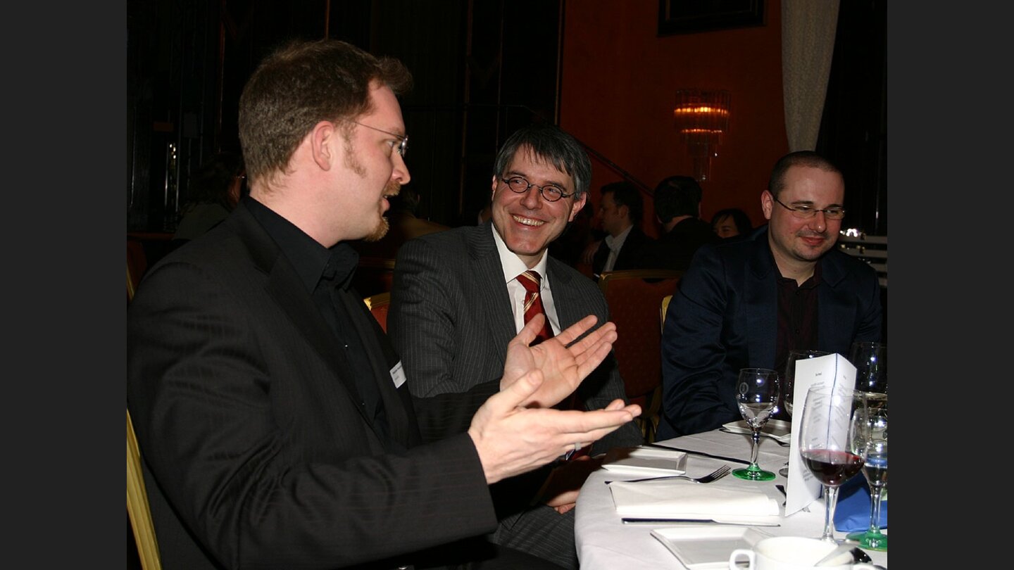 Stephan Reichart (vom Entwicklerverband GAME) macht ein Witz, Martin Lorber (EA) findet’s lustig, André Horn (GamePro) nimmt eine kurze geistige Auszeit.