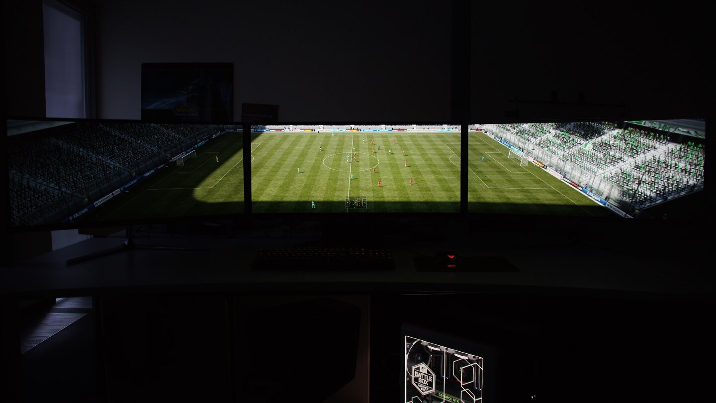 Im Gegensatz zu neueren Titeln der Fifa-Reihe kann man Fifa 12 in 10K auf drei Monitoren spielen, die meisten Menüs sind dann allerdings praktisch nicht bedienbar, da sie außerhalb des sichtbaren Bereiches liegen.