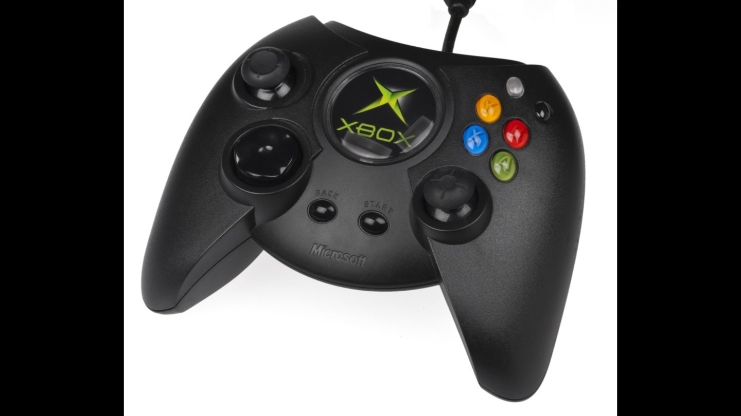 Xbox Controller (2001): Die Urfassung des Controllers war vielen Spielern zu klobig. Die eigentlich nur für Japan entworfene S-Variante des Controllers schaffte später Abhilfe.