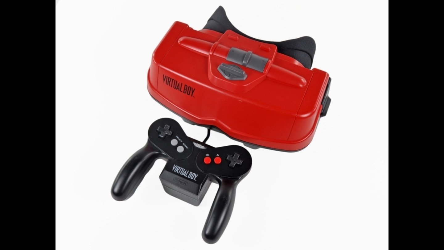 Virtual Boy (1995): Nintendos Virtual-Reality-Headset ist heute ein beliebtes Sammlerstück, da die Konsole floppte. Der Controller lässt bereits die Form des späteren N64-Gamepads erahnen. Zwei Steuerkreuze als Vorgänger der Dual-Analogsticks sollten die Steuerung im 3D-Raum ermöglichen.