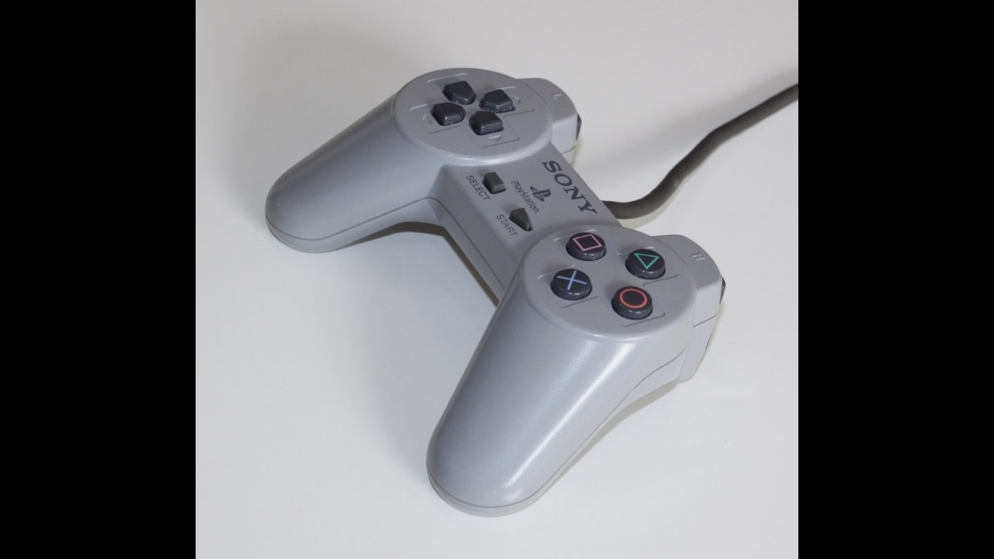 Playstation (1994, Europa 1995): Bis heute hat Sony am grundlegenden Design seines klassischen Playstation-Pads festgehalten.