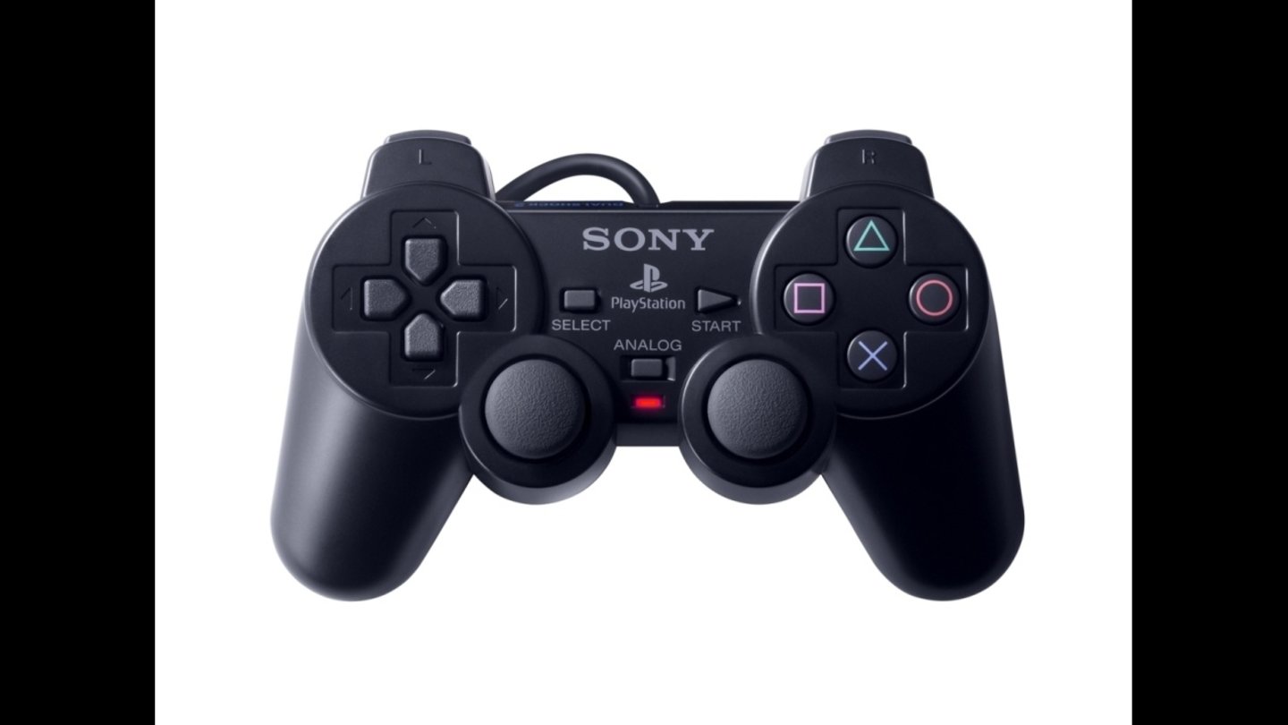 Playstation 2 (2000): Sonys Playstation 2 macht beim Controller keine Experimente. Das bewährte Dual-Shock-Layout kommt hier jedoch von Anfang an zum Einsatz, während der zunächst ohne Analogsticks erschienene PS1-Controller noch nachgerüstet werden musste.