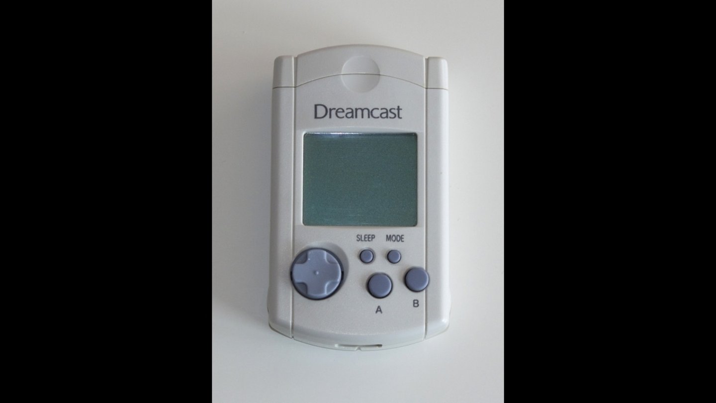 Die Virtual Memory Unit (VMU) der Dreamcast (1998): Auf dem rausnehmbaren Memorystick war ein LCD-Screen verbaut. Dort ließen sich nützliche Infos nachschauen und sogar ein paar Minispiele zocken. Eine coole Idee auf dem Papier, die in der Realität aber zu belanglosen Spielerei wurde.