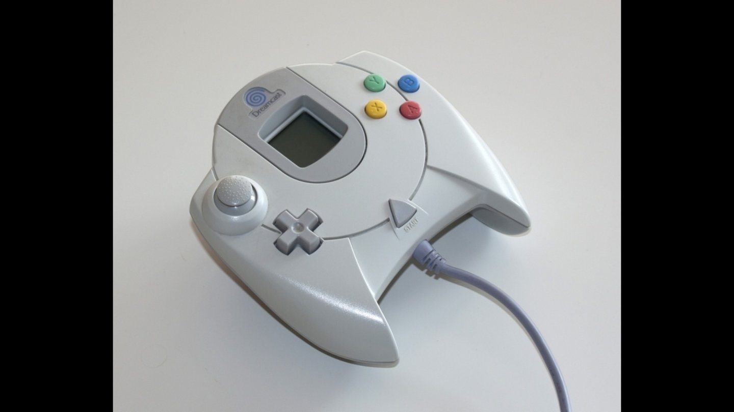 Dreamcast (1998, Europa 1999): Der Controller der Dreamcast war wie seine Konsole: Interessant, innovativ, aber auch etwas merkwürdig. Die Verarbeitung fühlte sich dürftig an, der Controller erschien unhandlich und originelle Ideen wie die der Virtual Memory erwiesen sich als belanglose Spielereien.