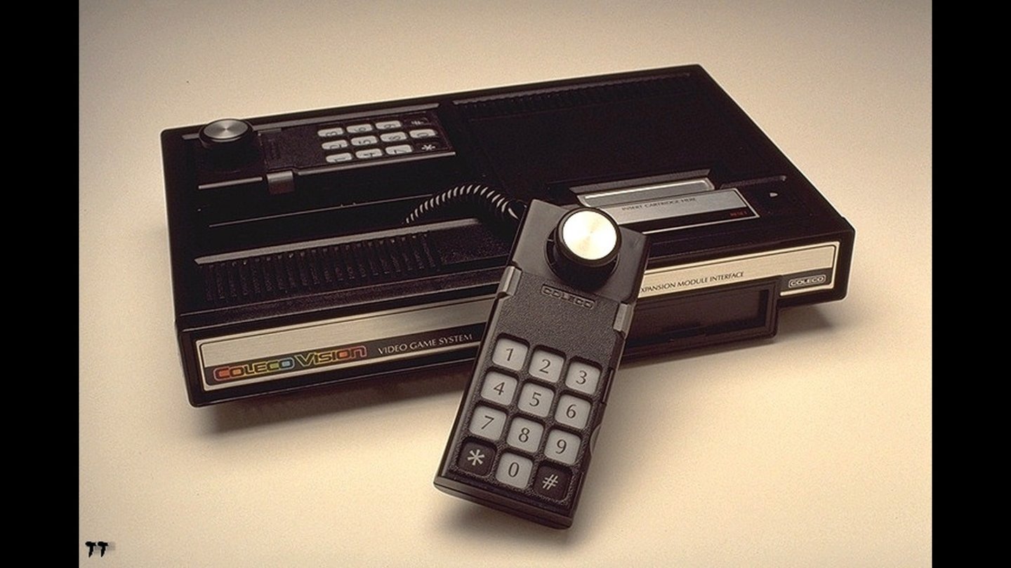 Das Collecovision (1982) verwendet einen im Aufbau dem Intellivision ähnlichen Controller (die Spiele der beiden Systeme ließen sich untereinander austauschen). Statt der Steuerscheibe des Intellivision am unteren Ende, setzt Colleco aber auf einen Minijoystick oben am Pad.