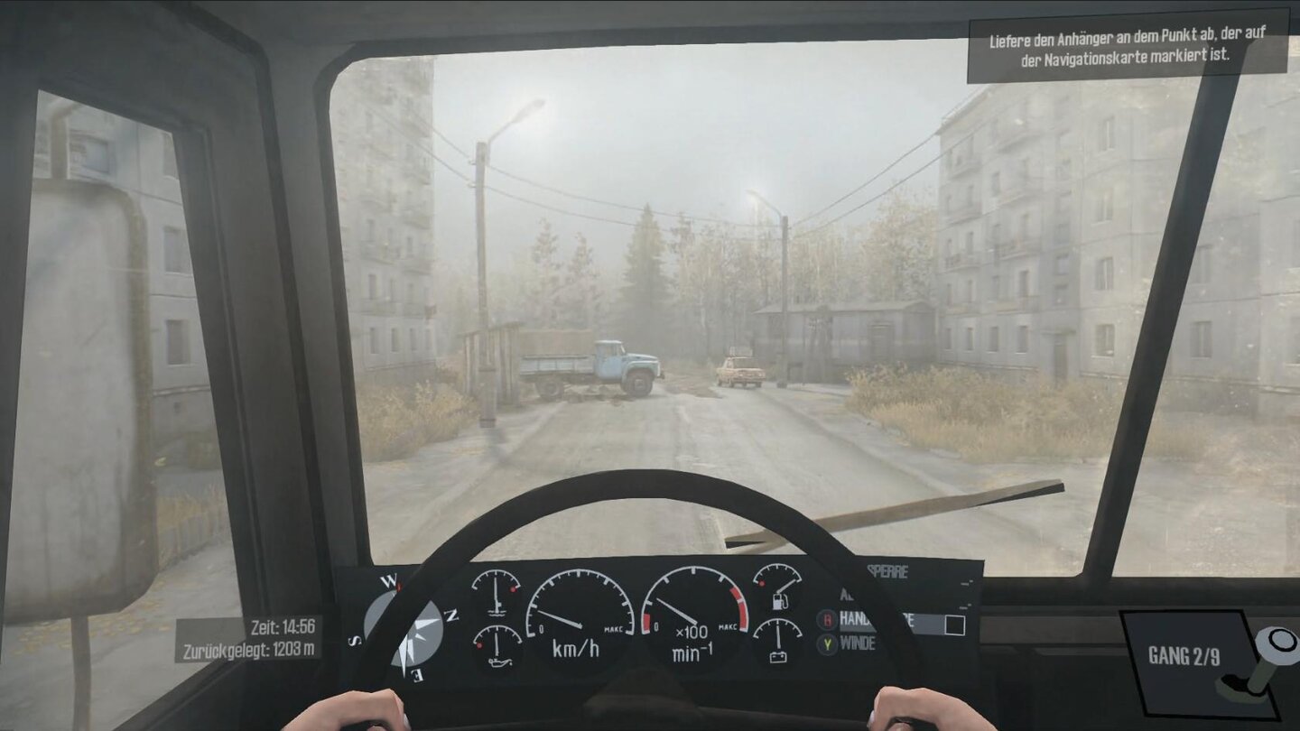 Spintires: MudRunnerDieser Blick aus einem der detailarmen Führerhäuser zeigt: In dieser kleinen Stadt gibt es weder Menschen noch fließenden Verkehr.