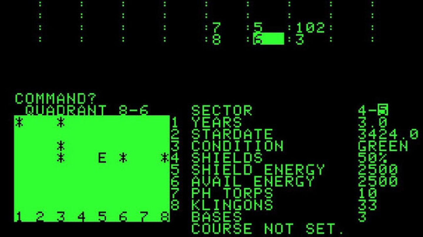 Star Trek (1971)Ohne offizielle Lizenz auf Klingonenjagd: Das Mainframe-Strategiespiel wird als Basic- Listing populär, in den Achtzigern gibt es zahllose Heimcomputer-Varianten (Bild: Apple-II-Version).