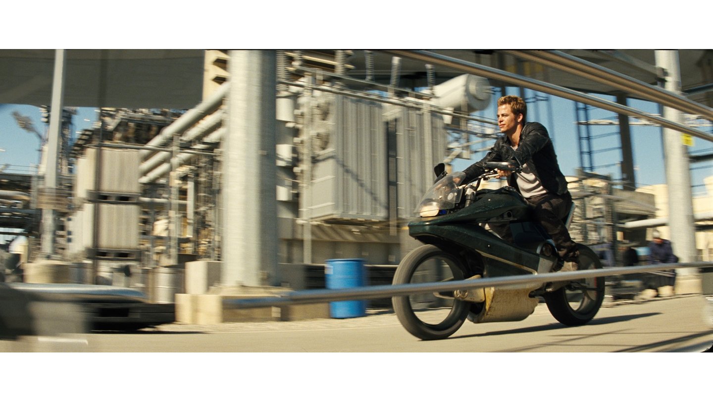 Star Trek: Der FilmCaptain James Tiberius Kirk (Chris Pine) fährt gerne Motorrad. Doch diesen Untersatz wird er demnächst gegen ein ganz anderes Gefährt austauschen.