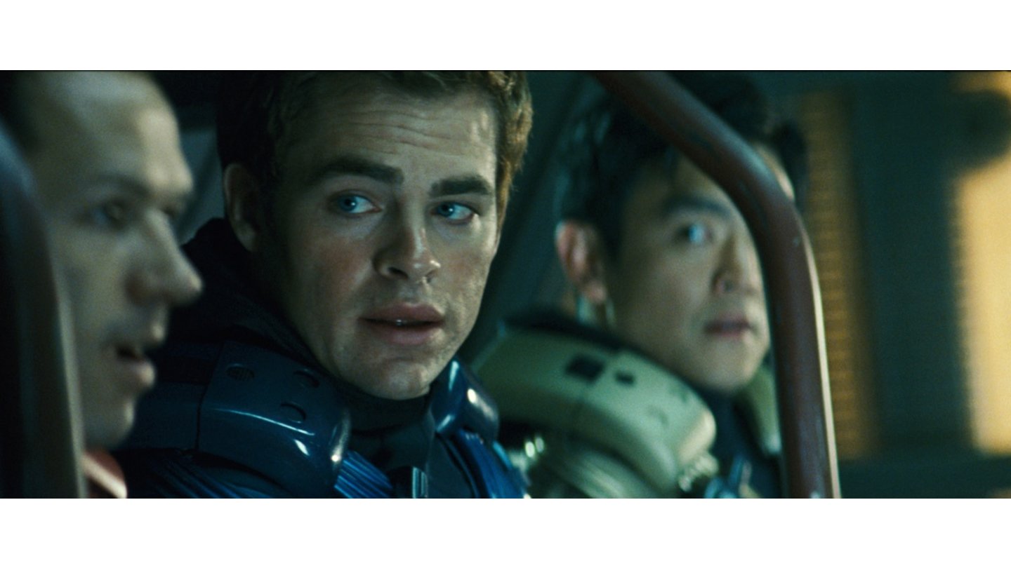 Star Trek: Der FilmCaptain James Tiberius Kirk (Chris Pine) und Lieutenant Hikaru Sulu (John Cho) tragen schicke Anzüge, mit denen sie einen Absprung auf Vulkan wagen.