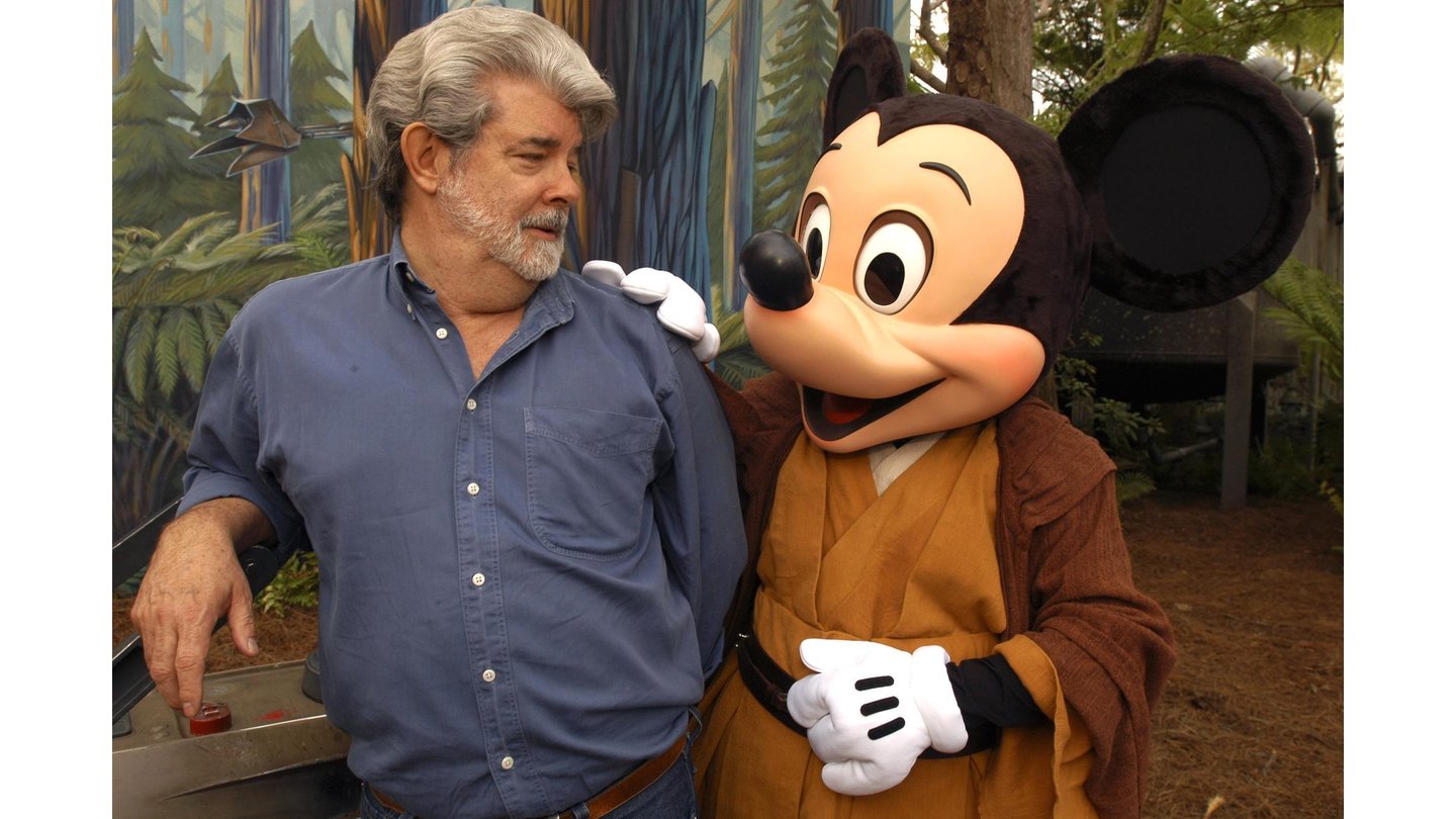 Star Wars: Episode 7Damit war die Machtübergabe perfekt: George Lucas macht den Stuhl für Disney frei.