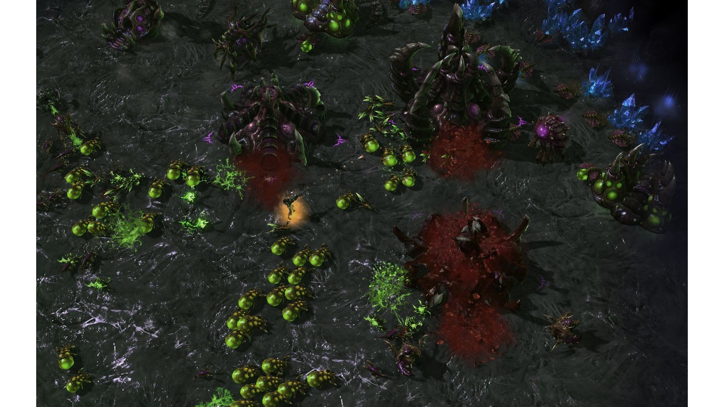 StarCraft 2: Heart of the SwarmKerrigan und ihr Schwarm von Berstlingen (Banelings) überrennen die Basis von Za'gara.