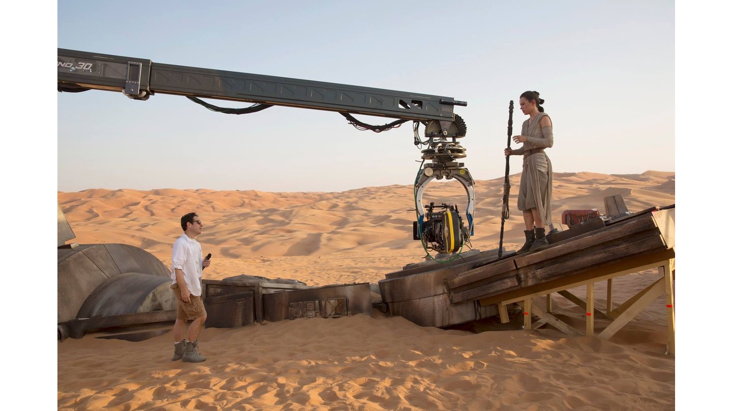 Star Wars: Episode 7Regisseur J.J. Abrams am Filmset mit Daisy Ridley.