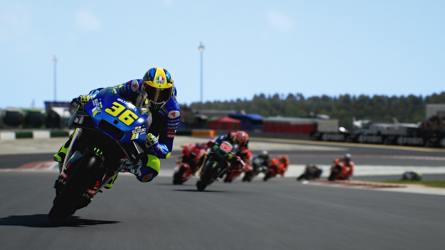 MotoGP 21 ist eine Motorrad-Simulation mit Lizenzen aus der WM 2021. Dazu gehören über 20 echte Strecken und 120 Fahrer.
