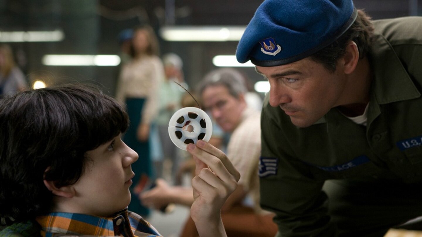 Super 8Die Kids haben das Zugunglück mitgefilmt und sind damit zum Ziel für das Militär geworden. (Paramount Pictures)