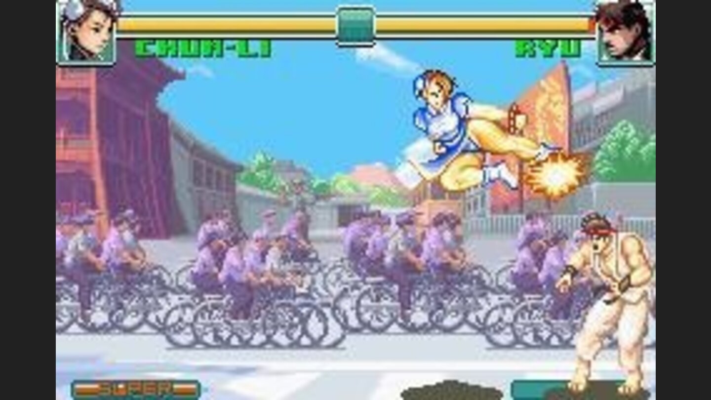 Chunli jumping-kicks Ryu