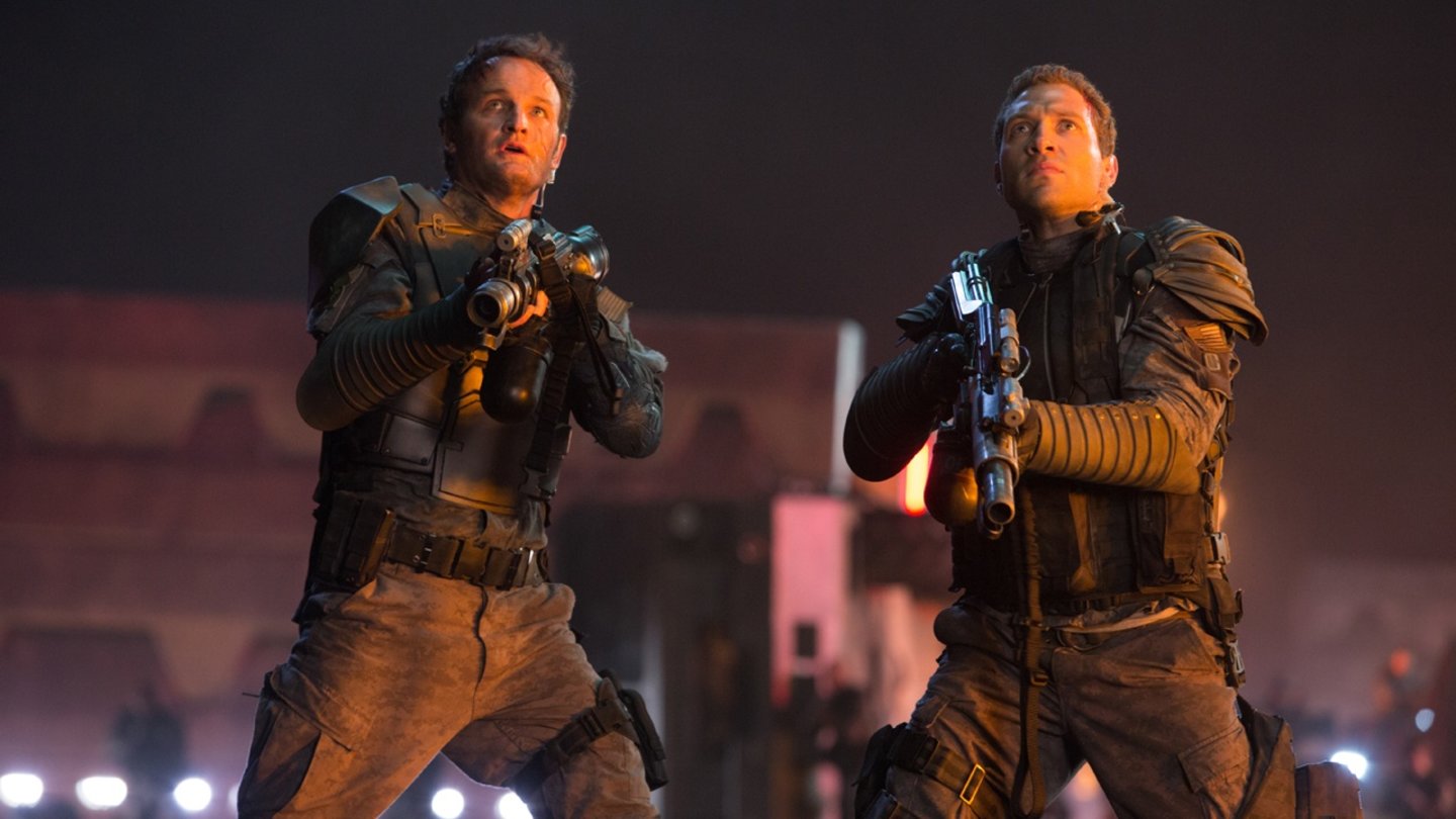 Terminator: GenisysJohn Connor (Jason Clarke) und Kyle Reese (Jai Courtney) kämpfen sich Seite an Seite durch die Wellen von Terminatoren.