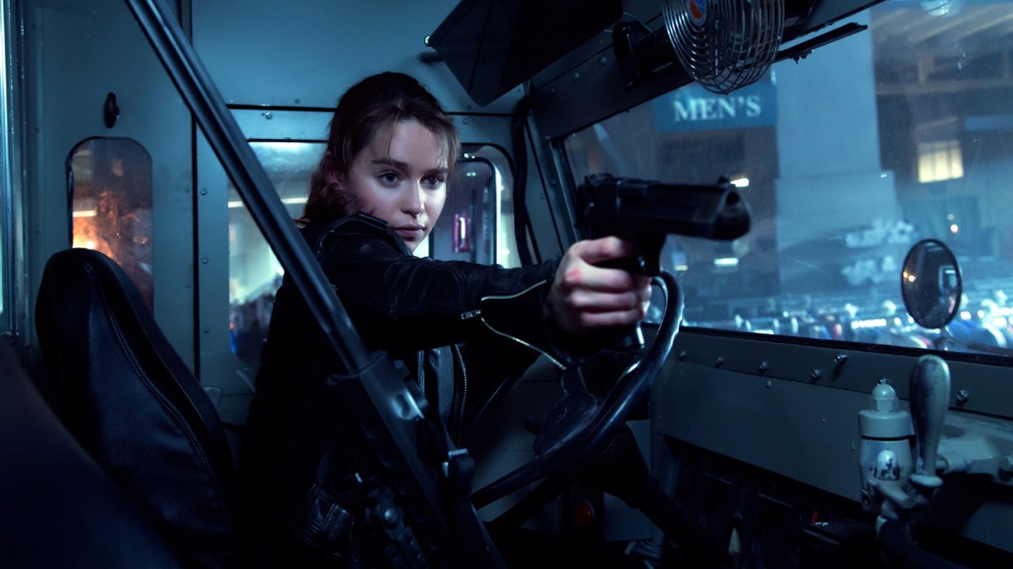 Terminator: GenisysSarah Connor (Emilia Clarke) wirkt nicht oft so bedrohlich, wie hier mit einer Waffe in der Hand.