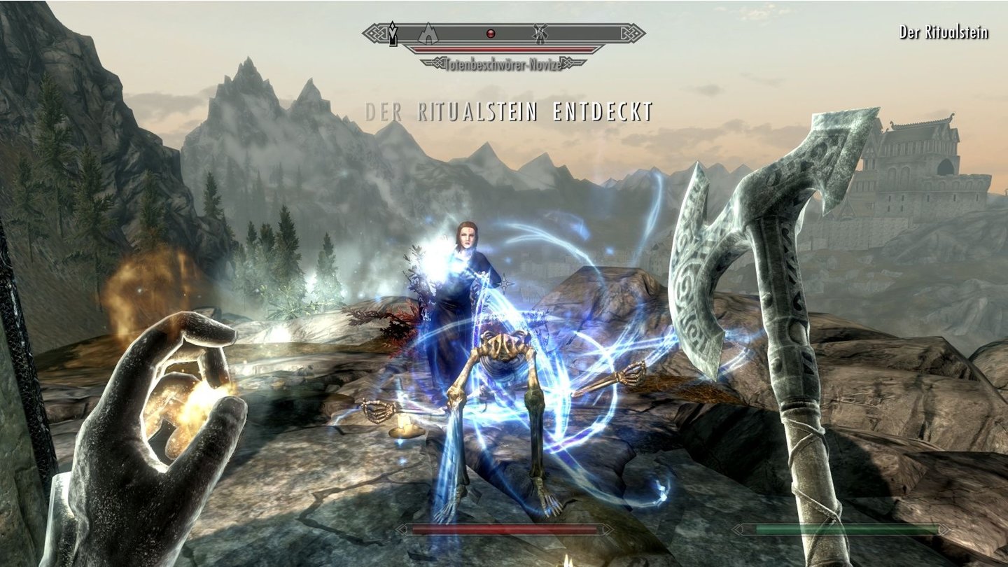 The Elder Scrolls 5: Skyrim (PC-Version)Diese Totenbeschwörerin greift uns an, als wir auf einen Ritualstein nahe Weißlauf stoßen.