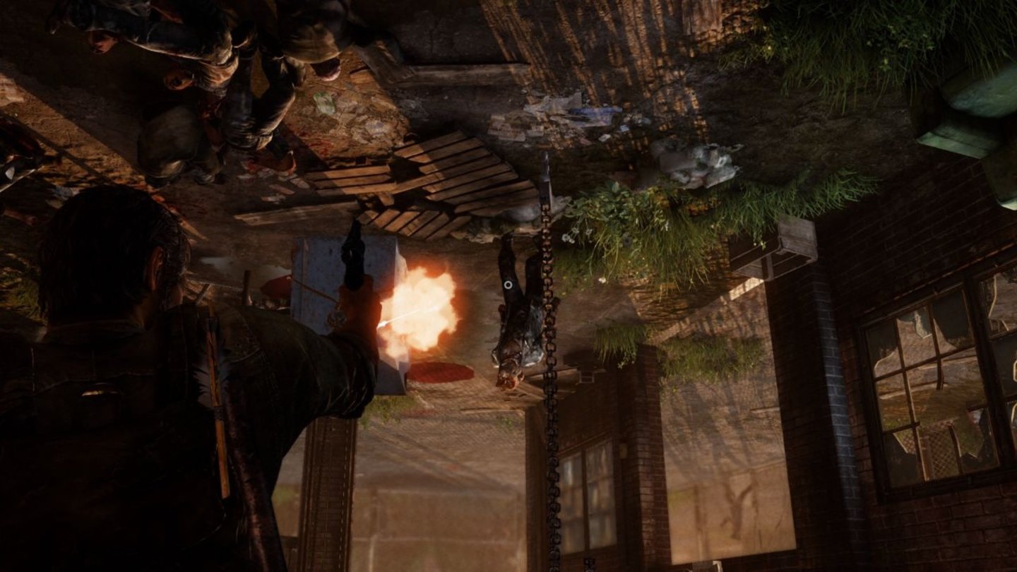 The Last of Us RemasteredNein, das Bild ist nicht falsch herum, hier muss sich Joel tatsächlich kopfüber hängend eines Infiziertenangriffs erwehren.