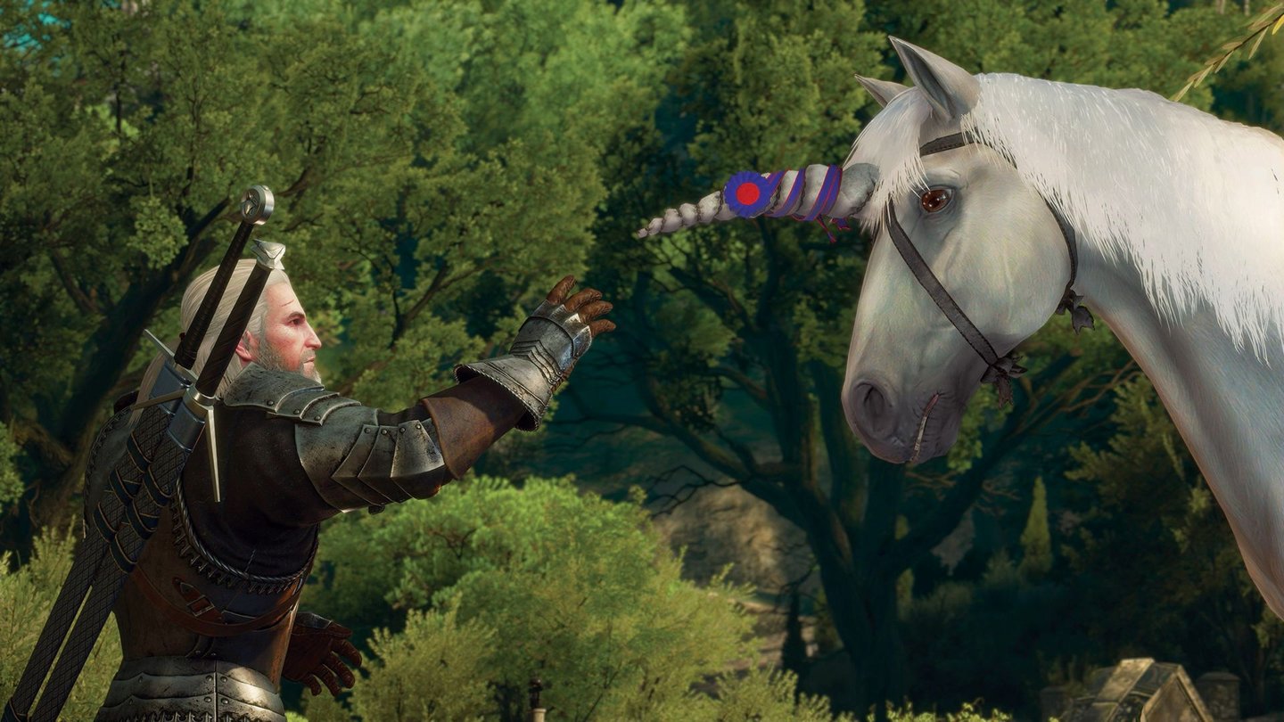 The Witcher 3: Blood and WineAm Hof der Fürstin muss Geralt sich an allerlei albernen Spielchen beteiligen und etwa ein als Einhorn verkleidetes Pferd zähmen.