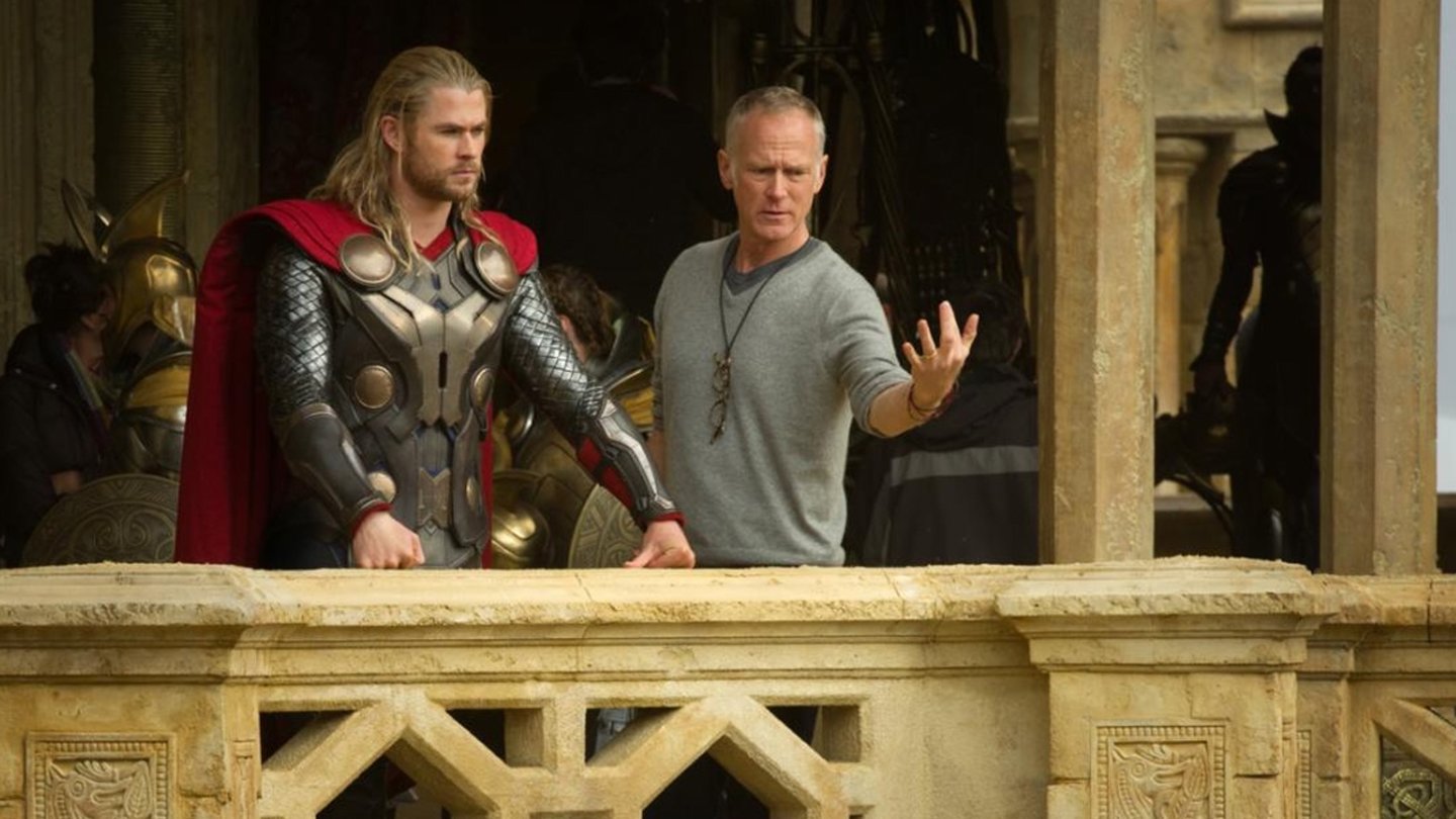 Thor 2 Neu-Regisseur Alan Taylor (hier am Set) ist unter Anderem für die Regie mehrerer Folgen der Erfolgsserie „Game of Thrones“ bekannt.