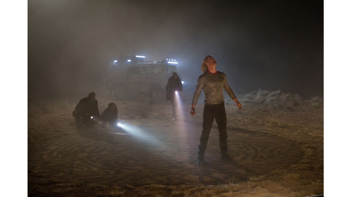 ThorDer frisch verbannte Thor wird von der Astrophysikerin Jane Foster (Natalie Portman) und ihren Kollegen gefunden.