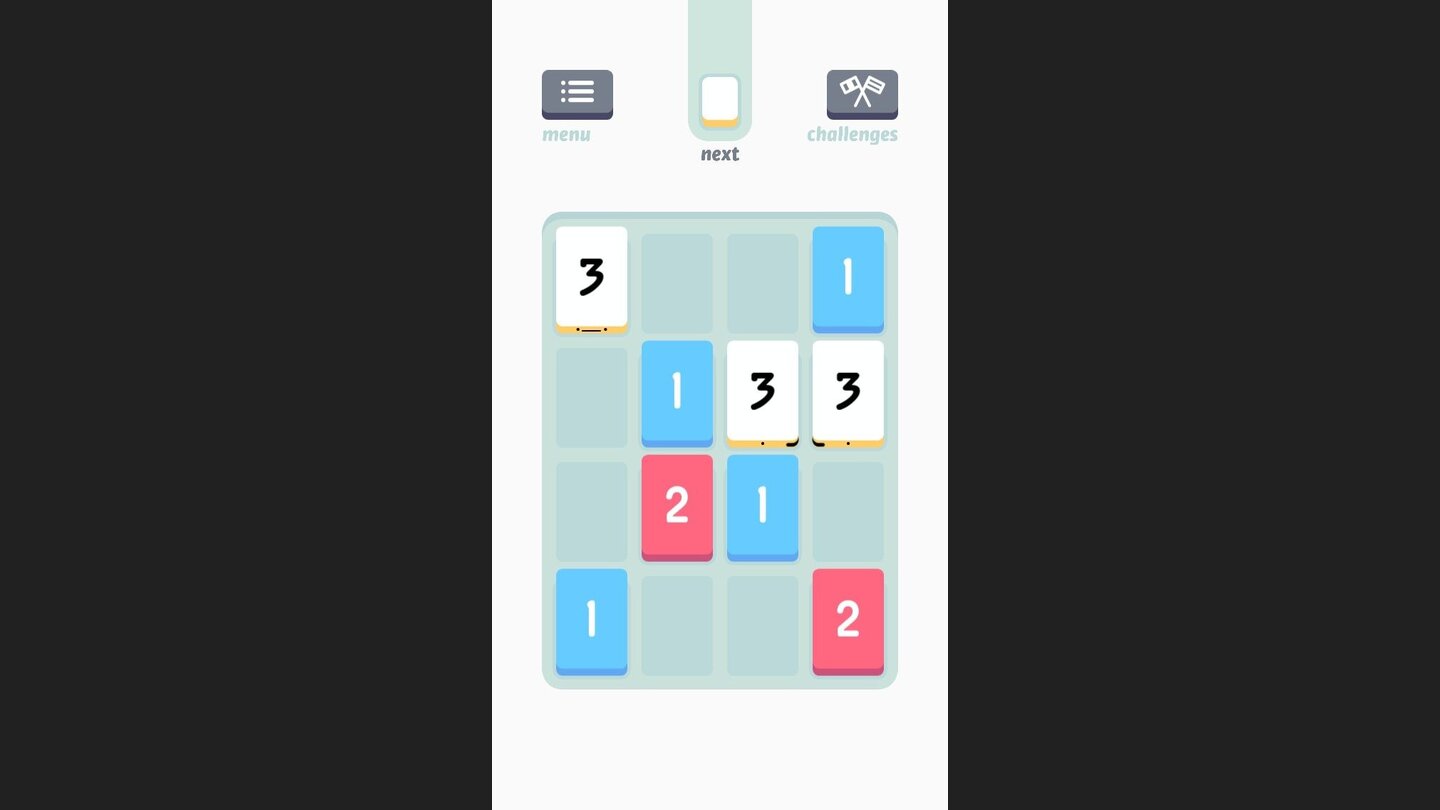 Threes!Zu Beginn einer Partie gibt sich das Spielbrett unschuldig – noch sind jede Menge Felder frei, die ersten Additionen sind offensichtlich.