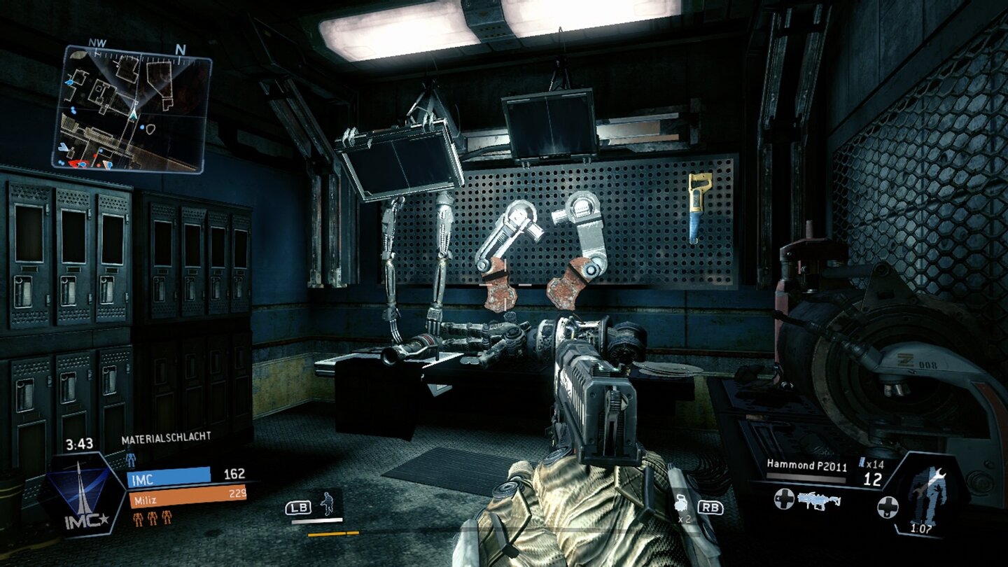 Titanfall (Xbox One)Auch wenn die Texturen teils arg matschig sind, sind die Maps doch erfreulich detailliert gestaltet. Hier erkunden wir eine Roboter-Werkstatt in einem kleinen Schuppen am Rand der Map Odyssey.