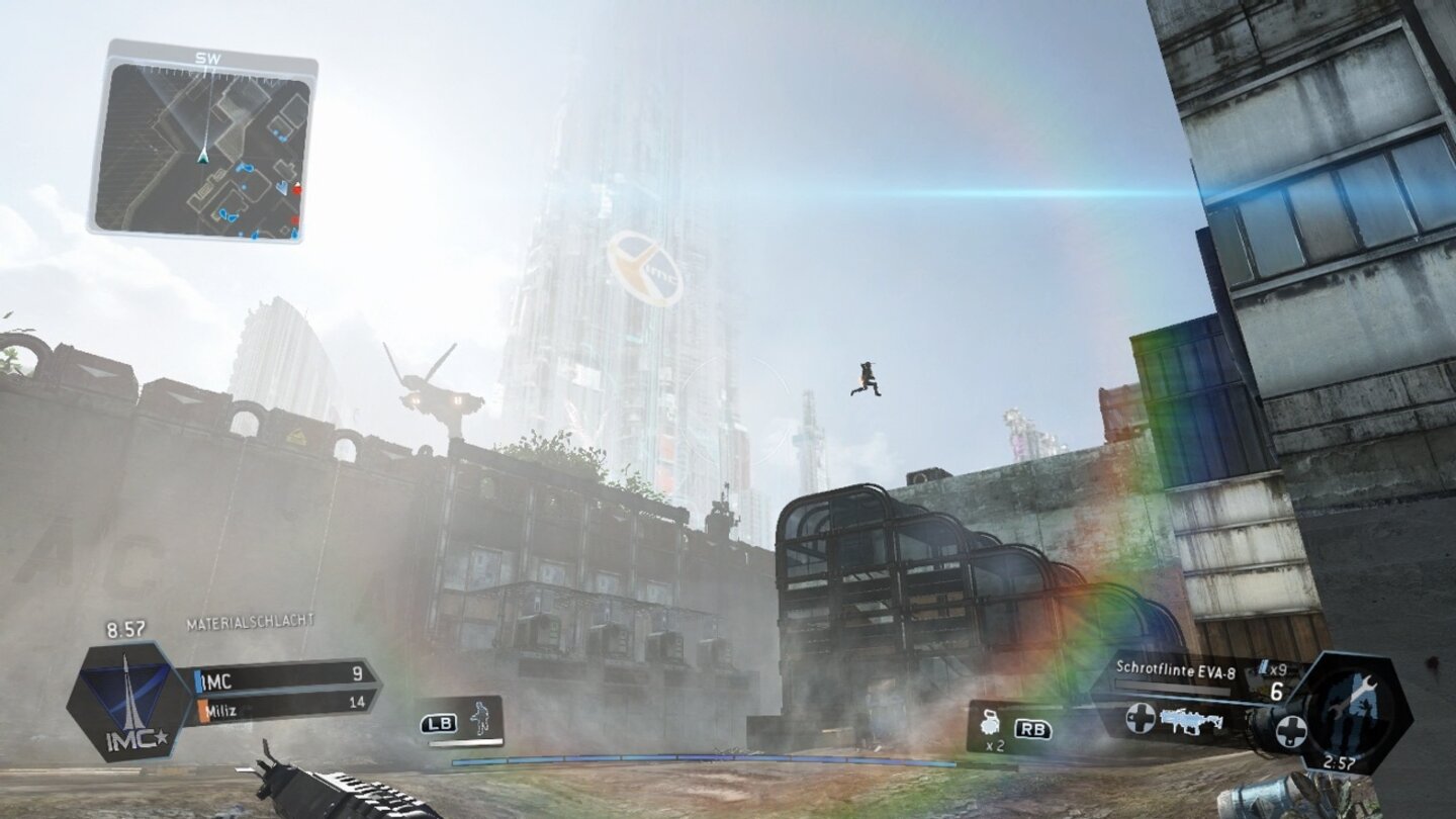 Titanfall (Xbox One)Dieser Typ da ist eindeutig ein Pilot. So ganz ohne Tarnkappe und hoch durch die Luft springend, ist er eine auffällige Zielscheibe. Allerdings ist er sehr flott unterwegs.