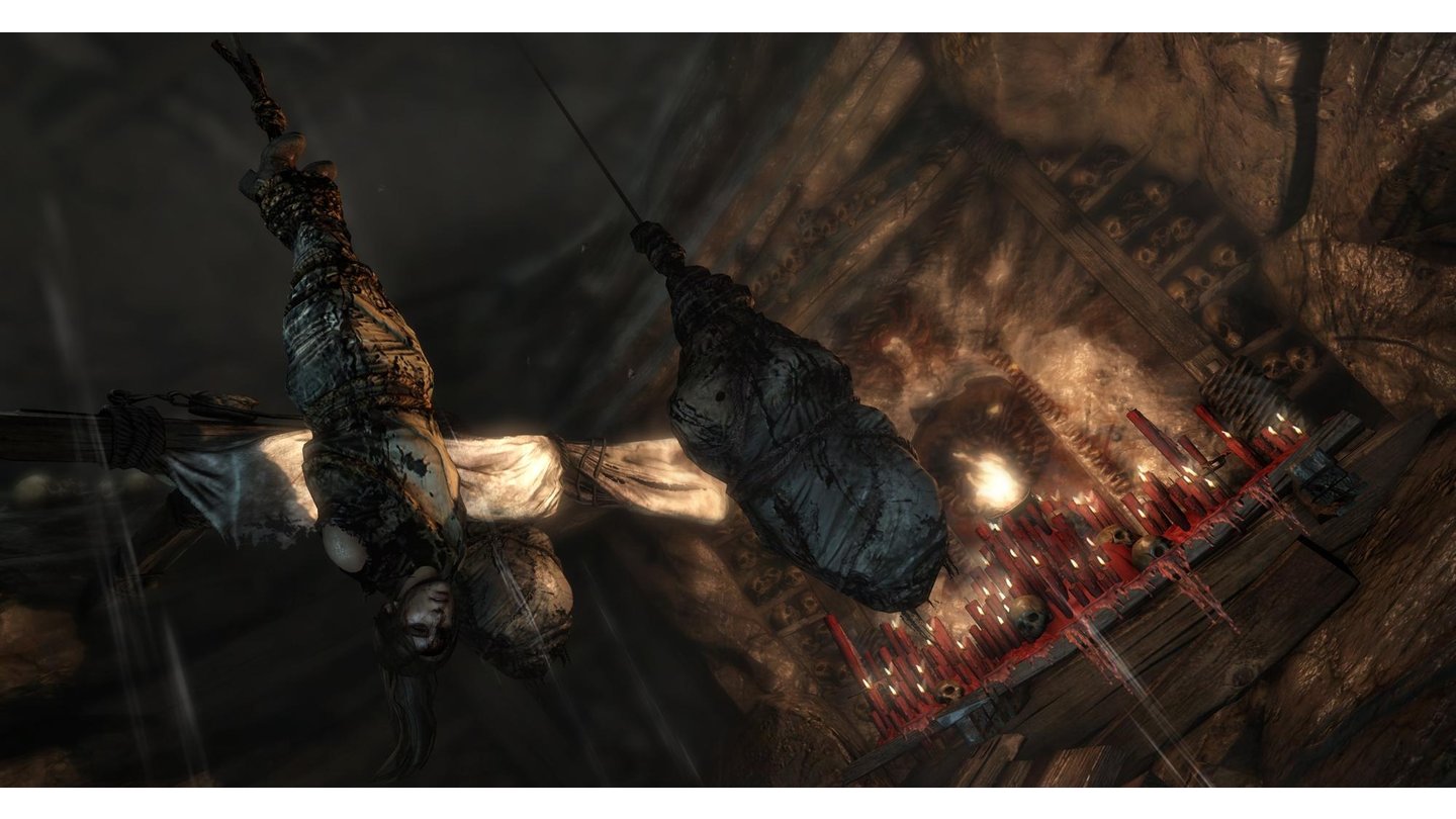 Tomb RaiderHilflos, wehrlos in einen Jutesack geschnürt. Ein Zustand, in dem wir Lara bisher noch nicht erlebt haben.