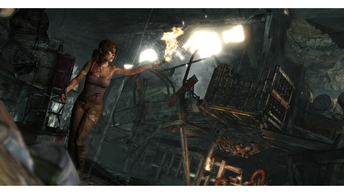Tomb RaiderNur mit einer Fackel bewaffnet sucht sich Lara einen Weg aus den Höhlen unter der Insel.