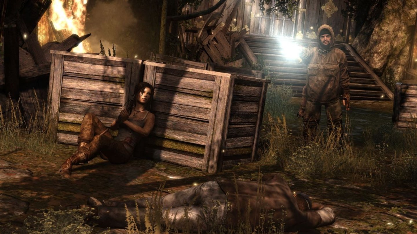 Tomb RaiderSchleichen statt ballern: Im Schutz einer Kiste wartet Lara ab, bis der Gegner ihr den Rücken zukehrt.
