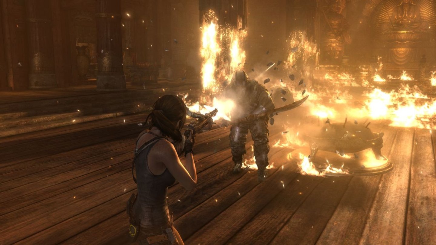 Tomb RaiderSelbst inmitten eines lichterloh brennenden Klosters hetzt der Kultführer Lara seine Schergen auf den Hals.