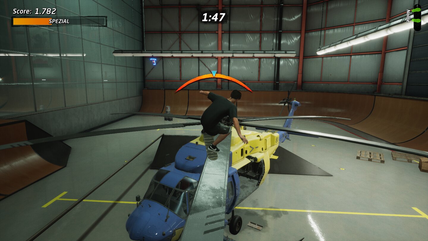 Tony Hawks Pro Skater 1+2Wie anno 2000 rutschen wir im Hangar-Level per Grind mit unserem Skateboard über die Rotorblätter eines Hubschraubers, was eines der vielen versteckten Geheimnisse auslöst.
