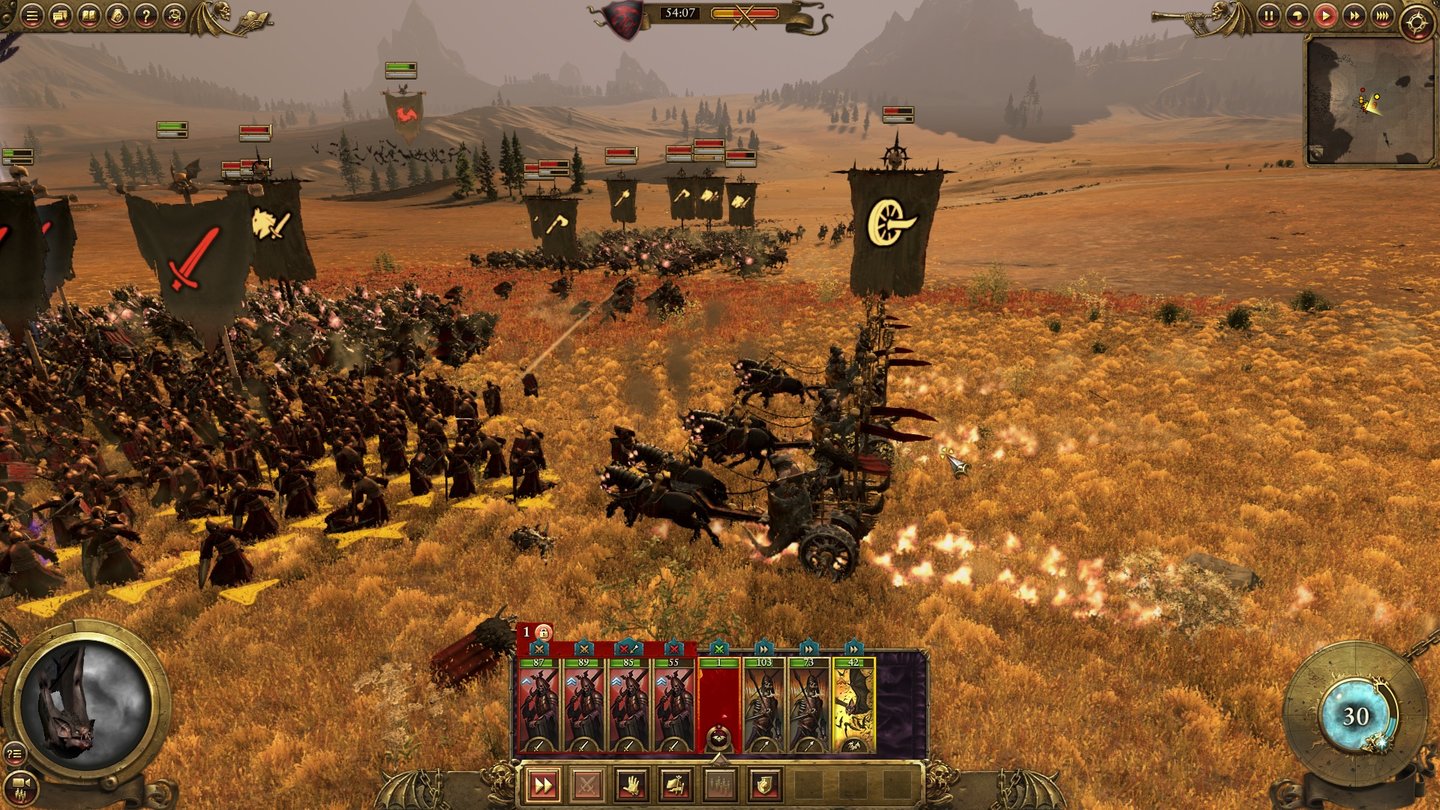 Total War: WarhammerWir haben unsere Flanke offengelassen, die KI jagt gnadenlos ihre Streitwägen hinein.