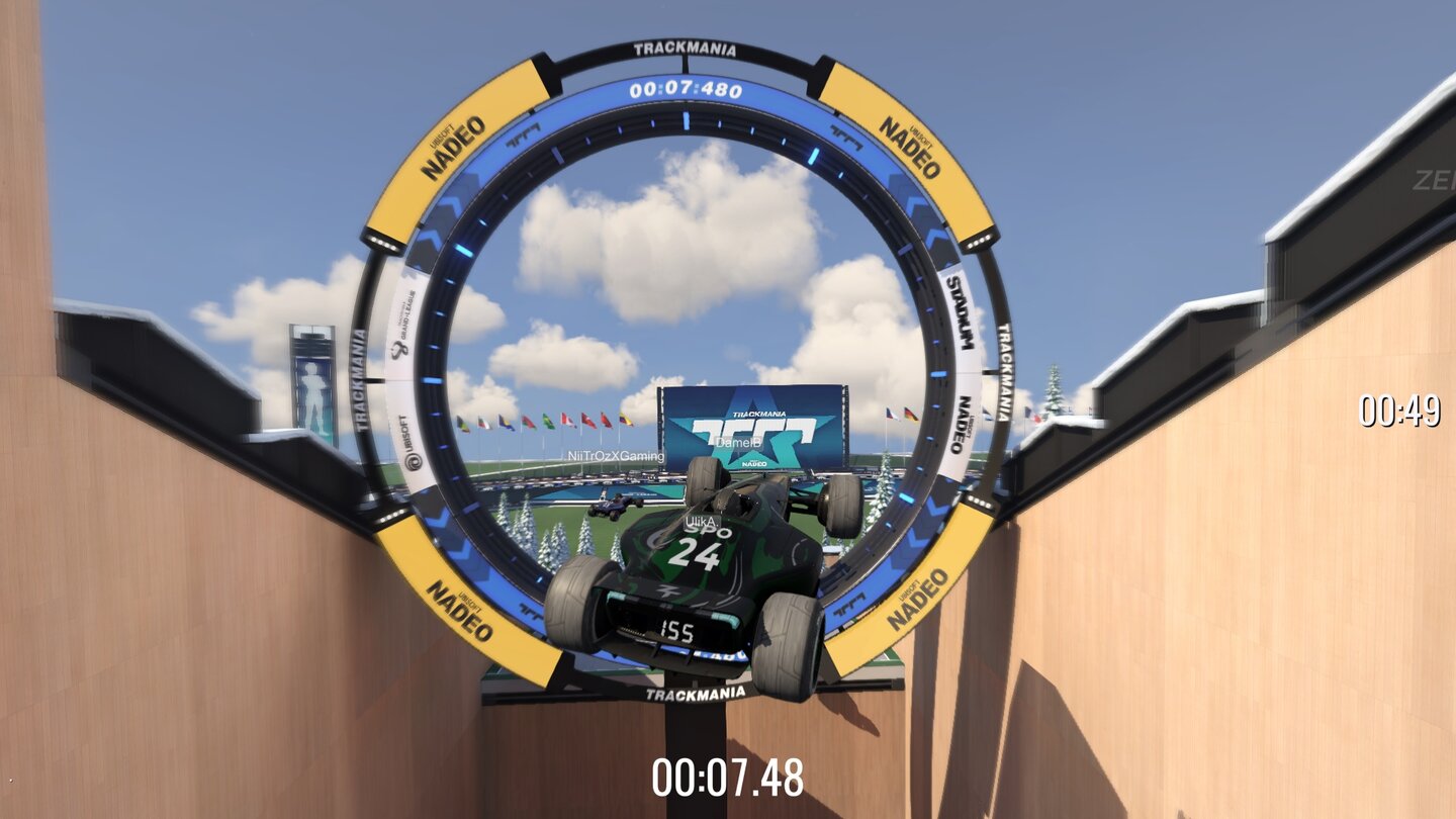 TrackmaniaIn Zeitlupe bugsieren wir unser Auto gefühlvoll durch einen Ring. In Trackmania könnt ihr euer Auto nämlich auch im Flug steuern.