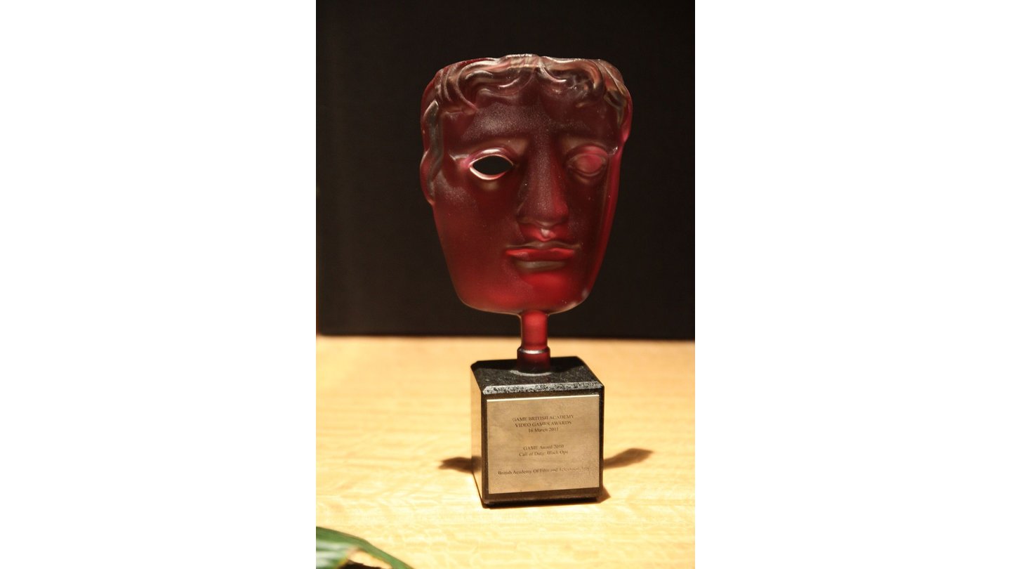 Treyarch - StudiorundgangIm Empfangsbereich von Treyarch stehen allerlei Auszeichnungen. Hier zum Beispiel der Video Game Award der BAFTA (British Academy of Film and Television Arts) für das erste Black Ops.