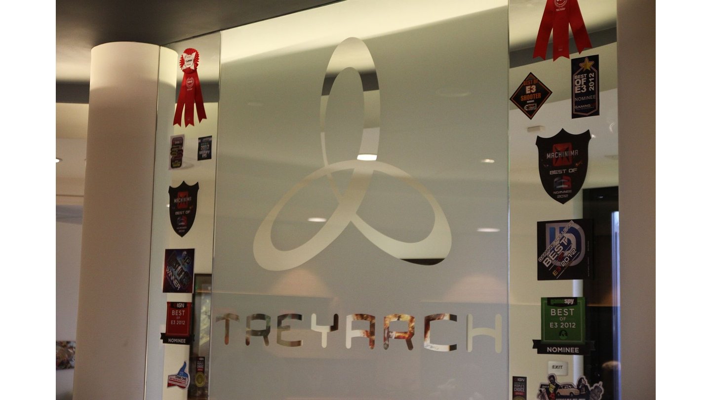 Treyarch - StudiorundgangDie Entwickler sind stolz auf ihre Auszeichnungen: Best of Show-Awards umrahmen das Treyarch-Logo.