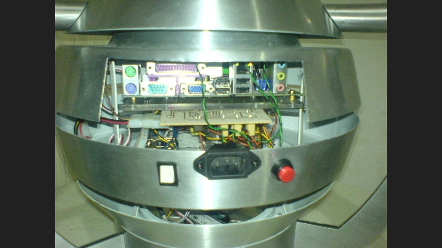 Der Rechner steckt im inneren des selbstgebauten Gehäuses.